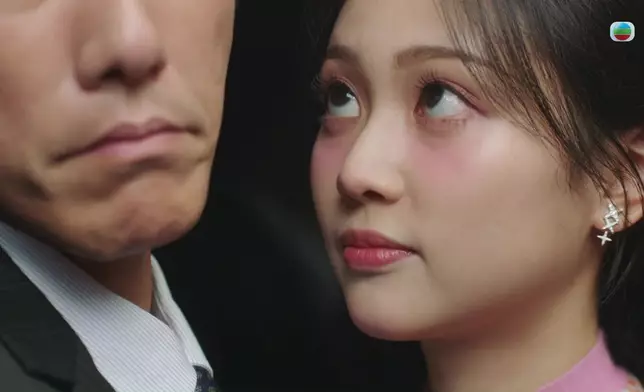 郭柏妍雙眼放電，加上人畜無害的純真表情，張頴康忍唔住錫她額頭。