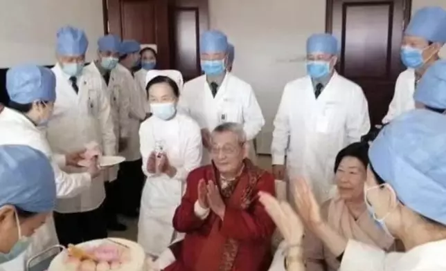 2020年網上流傳朱鎔基在醫院慶祝生日照片，太太勞安在旁陪伴。