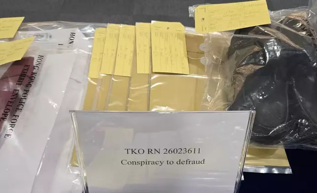 警方在被捕人寓所內，檢獲一張偽造內地執法人員證件、一部懷疑用作製造假證件及文件的打印機，以及她作案時所穿的衣物。FB圖片