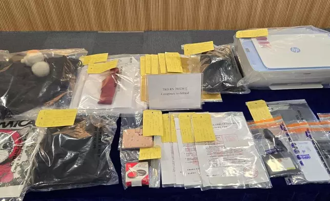 警方在被捕人寓所內，檢獲一張偽造內地執法人員證件、一部懷疑用作製造假證件及文件的打印機，以及她作案時所穿的衣物。FB圖片