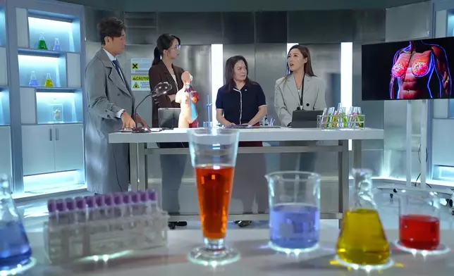 鄺靄慧教授詳細講解乳癌基因突變嘅遺傳機率。