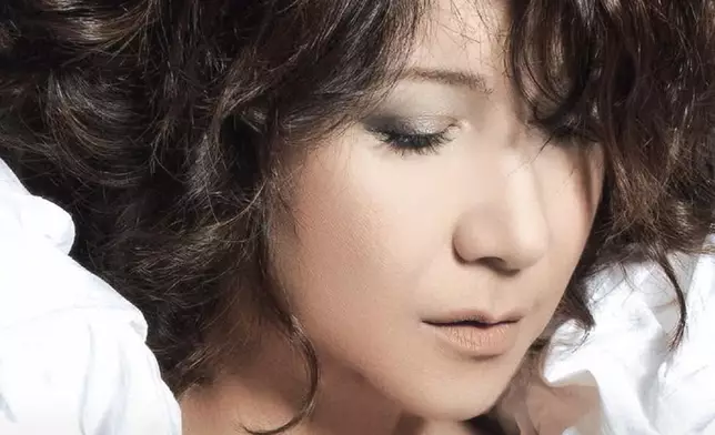 甄妮近日再度推出「甄妮–金音符。摯愛珍藏套裝」。