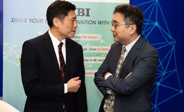 香港特別行政區政府新聞處處長謝振中與陳樹鴻先生交流意見及參觀TVBI展位。