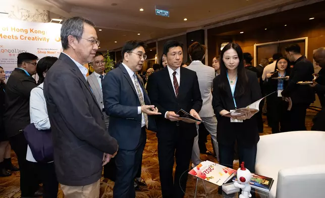 香港特別行政區政府新聞處處長謝振中與陳樹鴻先生交流意見及參觀TVBI展位。