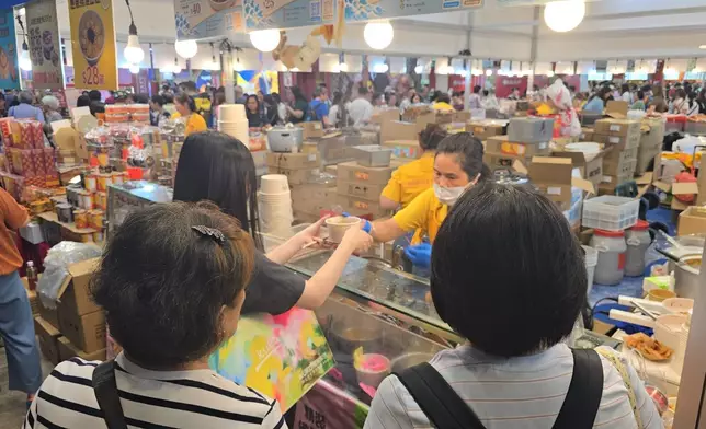 美食博覽8月13日至17日在灣仔會展舉行，首日即吸引大批市民入場。巴士的報記者攝