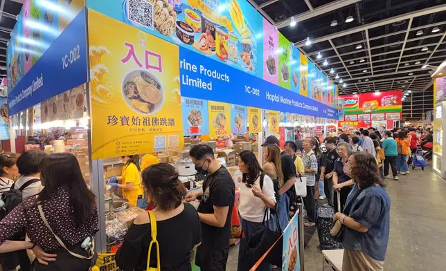 美食博覽8月13日至17日在灣仔會展舉行，首日即吸引大批市民入場。巴士的報記者攝