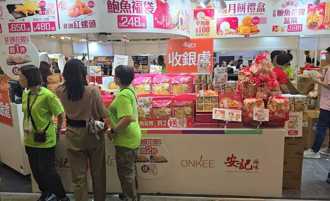 美食博覽8月13日至17日在灣仔會展舉行，首日即吸引大批市民入場。巴士的報記者攝
