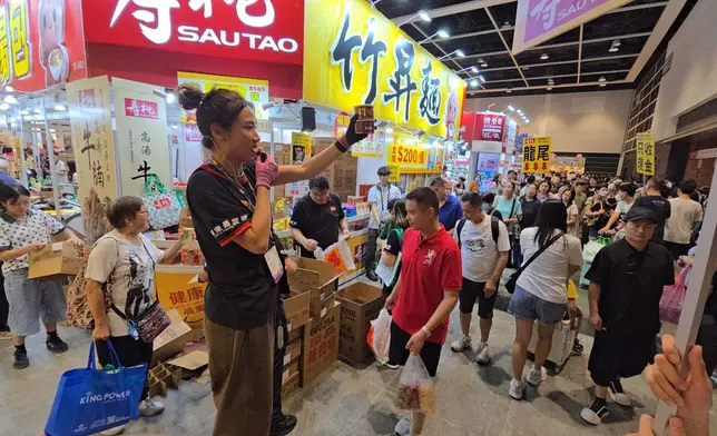 美食博覽8月13日至17日在灣仔會展舉行，首日即吸引大批市民入場。巴士的報記者攝