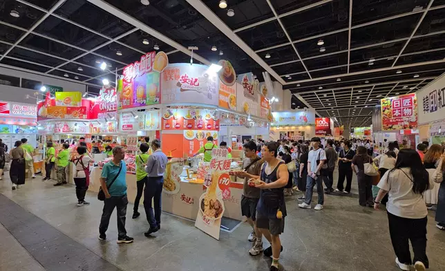 美食博覽8月13日至17日在灣仔會展舉行，首日即吸引大批市民入場。巴士的報記者攝