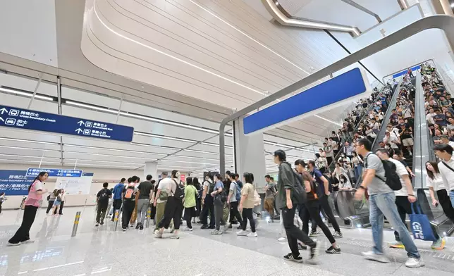 政府8月13日於皇崗口岸港方口岸區舉行大型演練。圖示參與人員由四樓入境大堂返回二樓的公共運輸交匯處。政府新聞處圖片