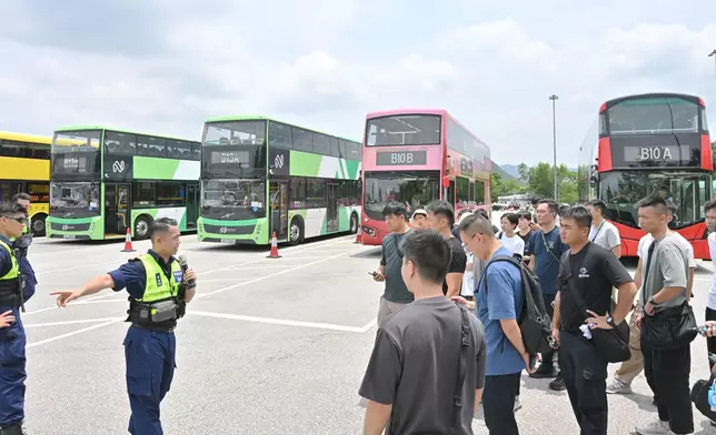 政府8月13日於皇崗口岸港方口岸區舉行大型演練。圖示警務人員於北行車輛停候處指示不同公共交通工具進入聯檢大樓。政府新聞處圖片