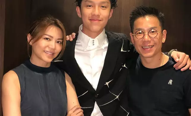 林曉峰與前妻康子妮的22歲長子林寶，近日社交平台新照形象大變。