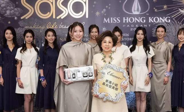 副主席郭羅桂珍博士頒發最自信美態大獎。