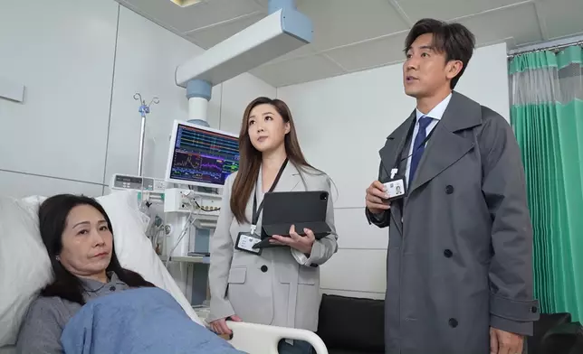 吳香倫在小劇場中飾演女病患。