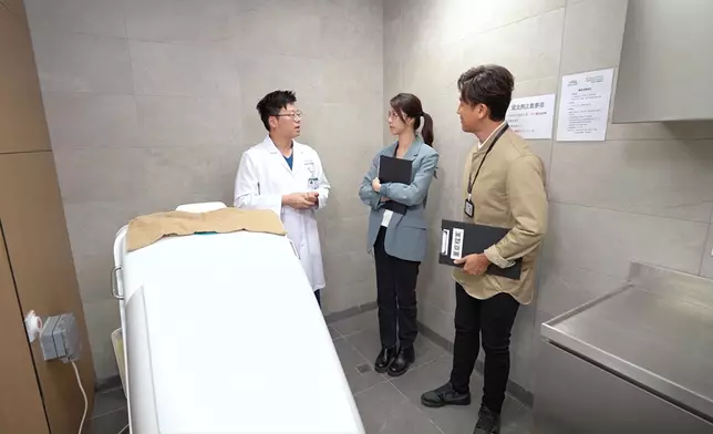 張振海博士介紹「中藥薰蒸機」。
