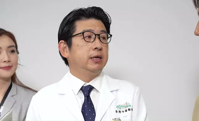 香港中醫醫院老人科專科醫生林騁兵醫生，介紹「外骨骼機械人」。