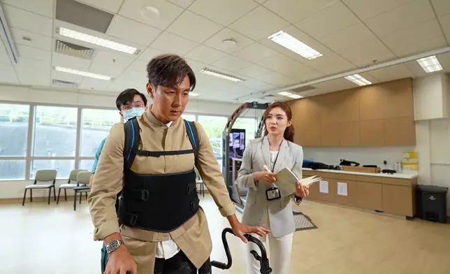 譚俊彥親身上陣體驗「外骨骼機械人」。