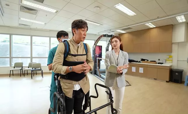 譚俊彥親身上陣體驗「外骨骼機械人」。