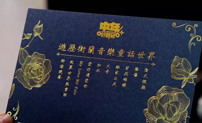 衛蘭以傳統活字印刷機印製心意咭，藉此向參賽者送上鼓勵。