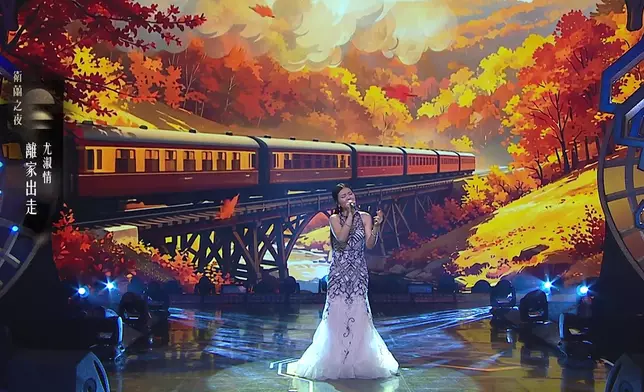淑情柔情歌聲加上迷人打扮，儼如少女一樣。
