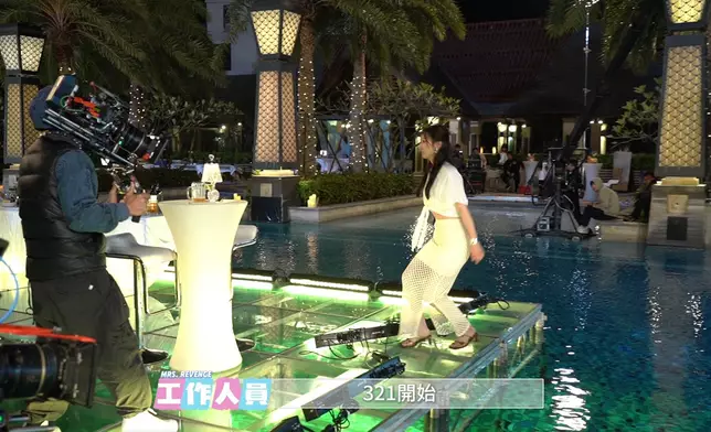 但一嗌Action，佢就零秒猶豫「自跌入水」，呢套動作，少啲腰力都完成唔到。