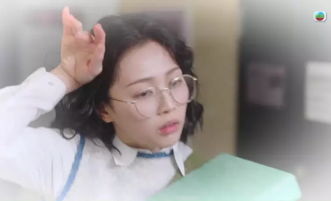郭柏妍呢個Look烏wear得嚟好虛弱，好有戲。