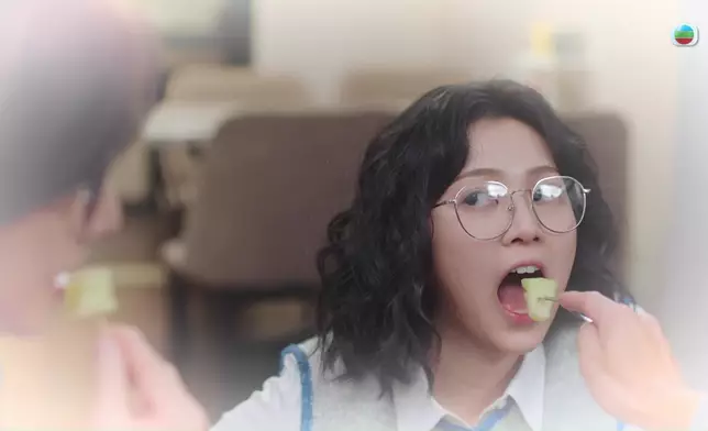 郭柏妍呢個Look烏wear得嚟好虛弱，好有戲。