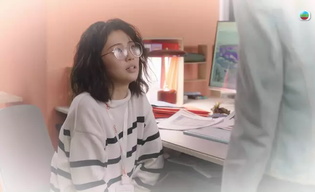 郭柏妍呢個Look烏wear得嚟好虛弱，好有戲。