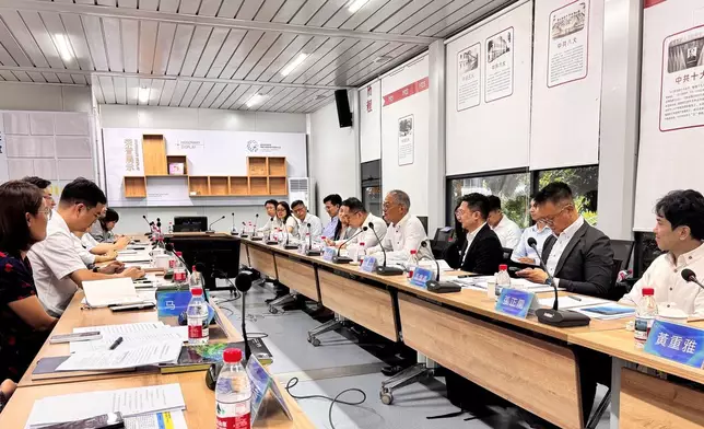 盧寵茂（右四）一行人下午與海南博鰲樂城國際醫療旅遊先行區管理局官員會面。政府新聞處圖片