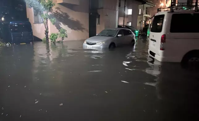 日本關東地區連日遭受暴雨侵襲，多處道路嚴重積水，並引發山泥傾瀉，其中千葉縣災情最為嚴重。網上圖片