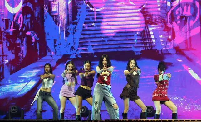 韓國人氣女團CLC將於8月29日在西九竹翠公園舉行出道11周年演唱會，票價$1,380及$980，現已開售。