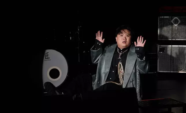 RROR成員肥仔（梁業）推出全新個人單曲《錯》，首度挑戰搖滾Band Sound曲風，更參與曲、詞創作。