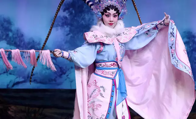 謝曉瑩飾演穆桂英。