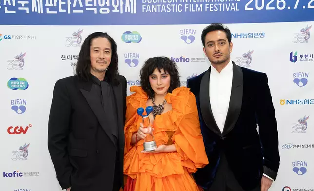 何超與丈夫陳子聰及主演之一的Iman上月於韓國富川國際奇幻影展出席《拾荒法師》世界首映。
