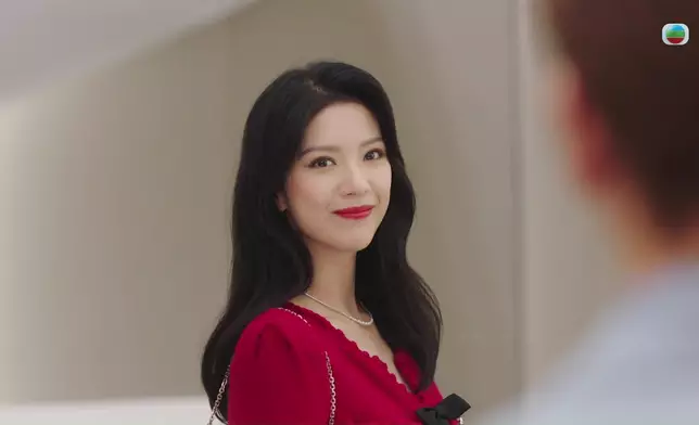 陳曉華嘅溫柔笑容以及濃妝打扮，好有女人味之餘，亦好有味道。