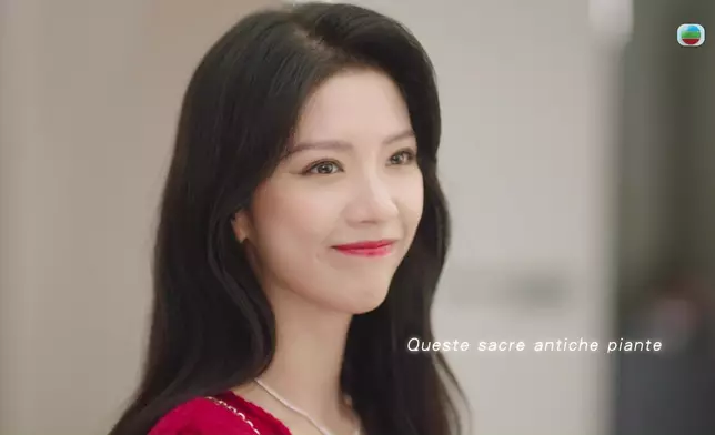 陳曉華嘅溫柔笑容以及濃妝打扮，好有女人味之餘，亦好有味道。