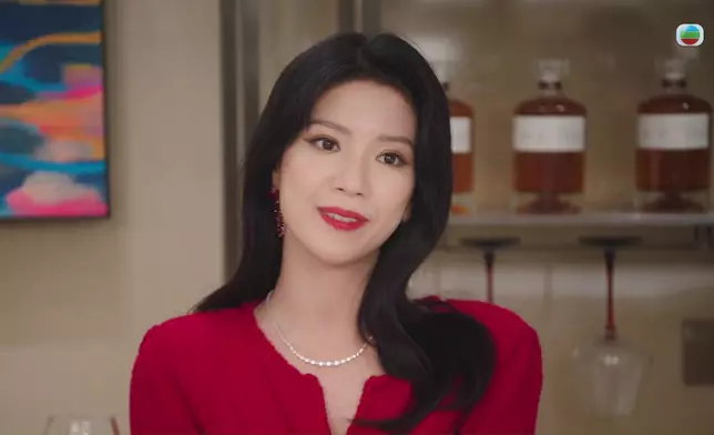 陳曉華嘅溫柔笑容以及濃妝打扮，好有女人味之餘，亦好有味道。
