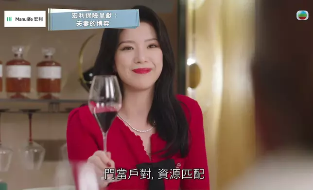 陳曉華嘅溫柔笑容以及濃妝打扮，好有女人味之餘，亦好有味道。