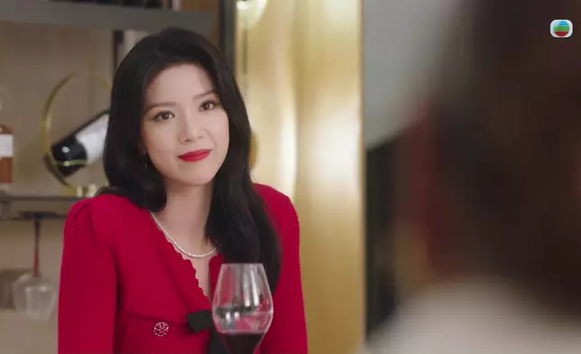 陳曉華嘅溫柔笑容以及濃妝打扮，好有女人味之餘，亦好有味道。