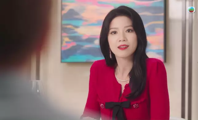 陳曉華嘅溫柔笑容以及濃妝打扮，好有女人味之餘，亦好有味道。