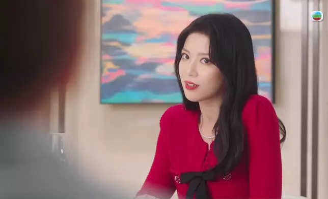 陳曉華嘅溫柔笑容以及濃妝打扮，好有女人味之餘，亦好有味道。