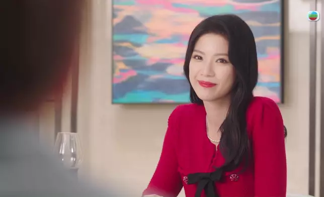 陳曉華嘅溫柔笑容以及濃妝打扮，好有女人味之餘，亦好有味道。