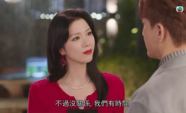 陳曉華嘅溫柔笑容以及濃妝打扮，好有女人味之餘，亦好有味道。