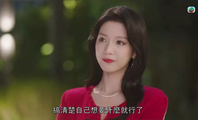 陳曉華嘅溫柔笑容以及濃妝打扮，好有女人味之餘，亦好有味道。