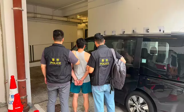 被捕人士（中）。警方提供