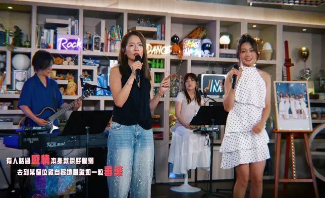 Maggie（左）、Carman唱Rap。