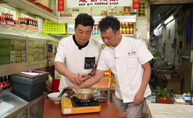 兩人即場煮麵，祥師兄食到停唔到口。