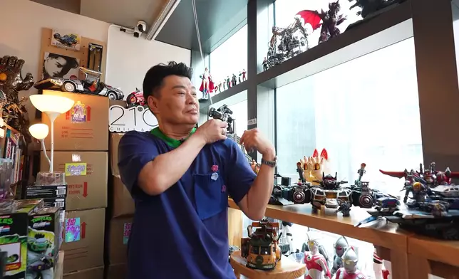 面對過千經典玩具，祥師兄愛不釋手。
