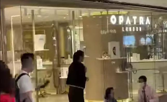 早前一名女子在「Opatra London」沙田新城市廣場分店外坐下，聲稱被不良水法推銷，涉款6萬元。Jadiswong225 Threads圖片