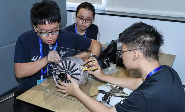 參賽隊伍為作品原型作最後調試。